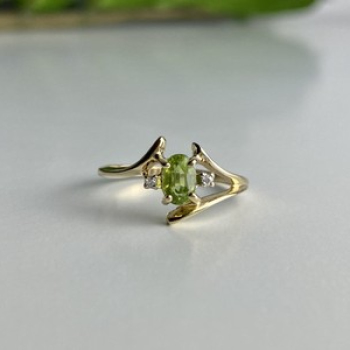 10K Yellow Gold Peridot & Diamonds Ring Size 7