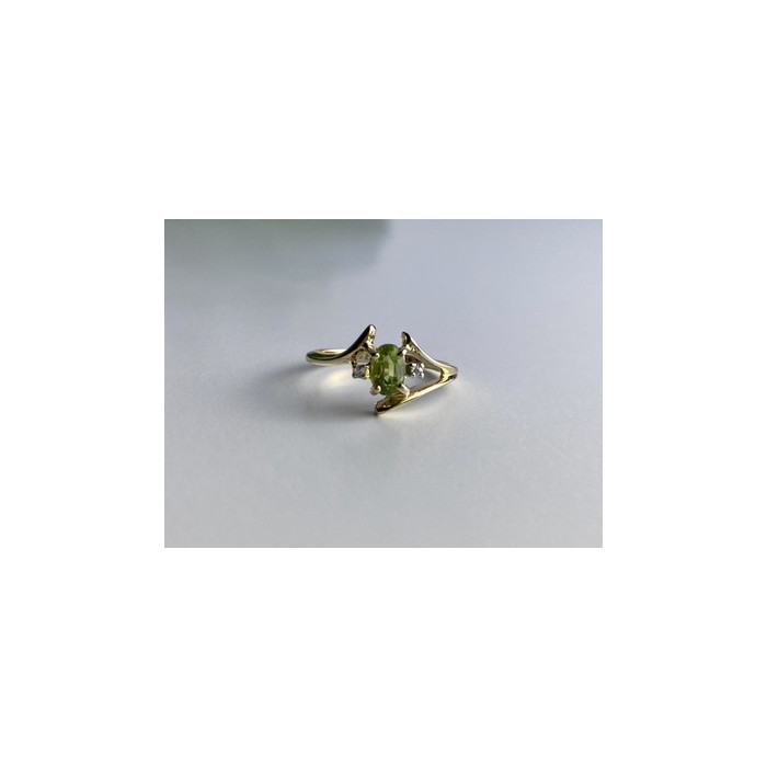 10K YELLOW GOLD PERIDOT & DIAMONDS RING SIZE 7