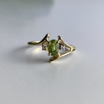 10K Yellow Gold Peridot & Diamonds Ring Size 7