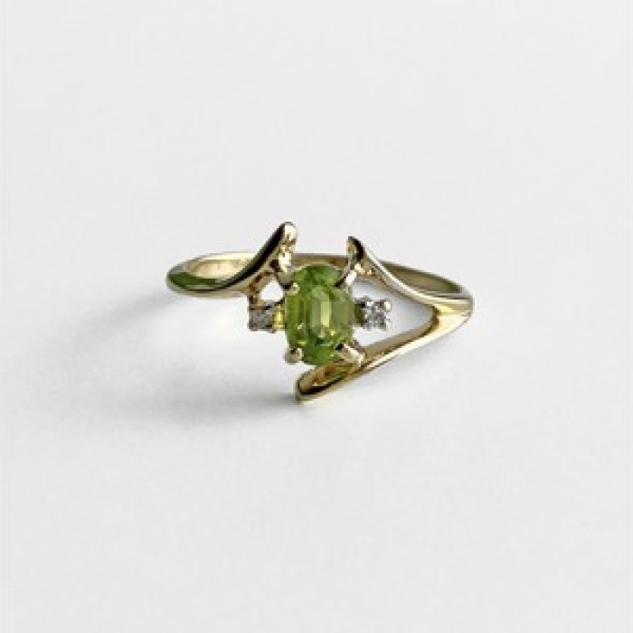 10K Yellow Gold Peridot & Diamonds Ring Size 7