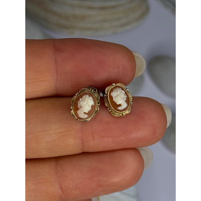 10K Yellow Gold Vintage Oval Cameo Stud Earrings Length 0.40 Inch