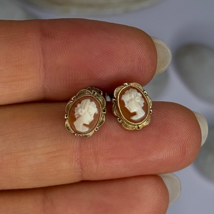 10K Yellow Gold Vintage Oval Cameo Stud Earrings Length 0.40 Inch