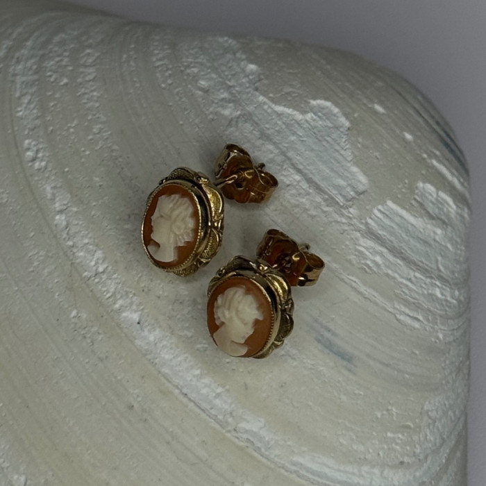 10K Yellow Gold Vintage Oval Cameo Stud Earrings Length 0.40 Inch