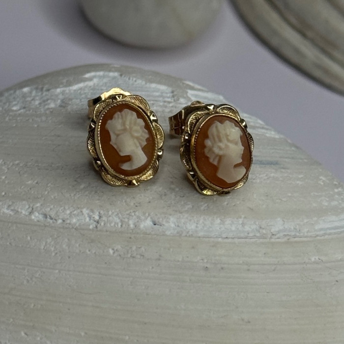 10K Yellow Gold Vintage Oval Cameo Stud Earrings Length 0.40 Inch