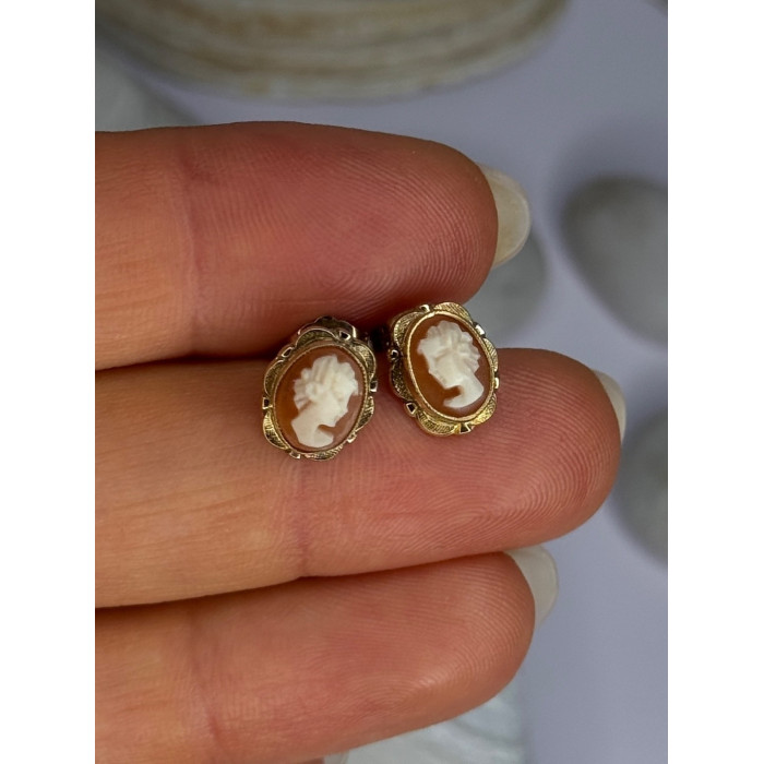 10K Yellow Gold Vintage Oval Cameo Stud Earrings Length 0.40 Inch