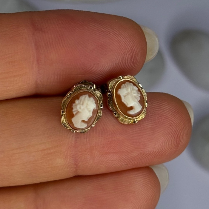 10K Yellow Gold Vintage Oval Cameo Stud Earrings Length 0.40 Inch