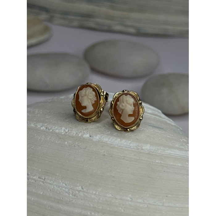 10K Yellow Gold Vintage Oval Cameo Stud Earrings Length 0.40 Inch