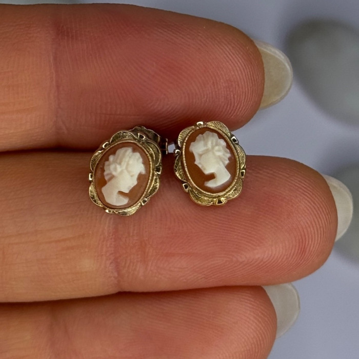 10K Yellow Gold Vintage Oval Cameo Stud Earrings Length 0.40 Inch