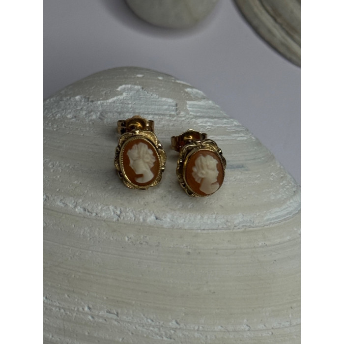 10K Yellow Gold Vintage Oval Cameo Stud Earrings Length 0.40 Inch