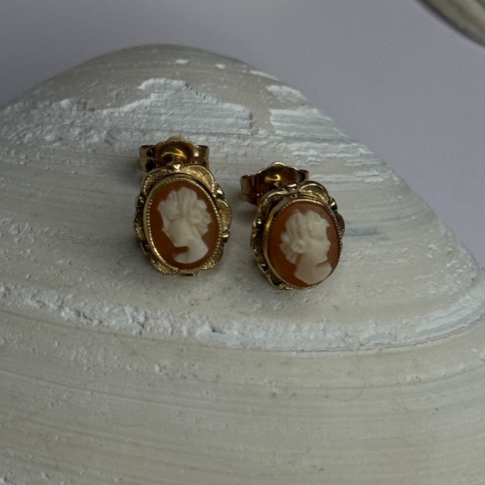 10K Yellow Gold Vintage Oval Cameo Stud Earrings Length 0.40 Inch