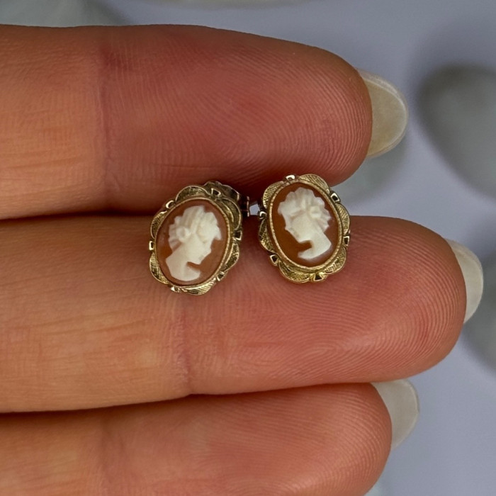 10K Yellow Gold Vintage Oval Cameo Stud Earrings Length 0.40 Inch