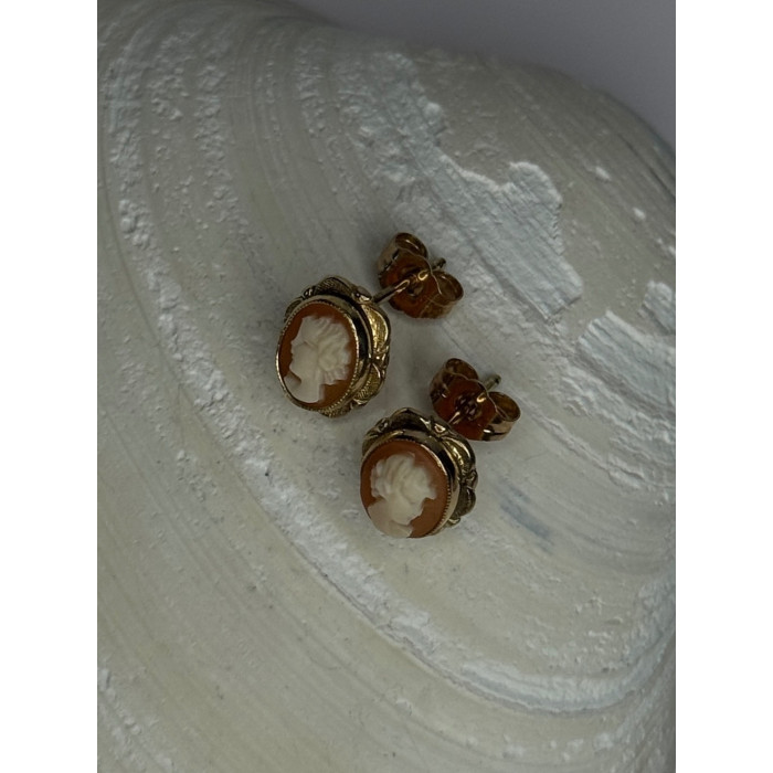 10K Yellow Gold Vintage Oval Cameo Stud Earrings Length 0.40 Inch