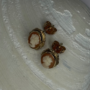 10K Yellow Gold Vintage Oval Cameo Stud Earrings Length 0.40 Inch