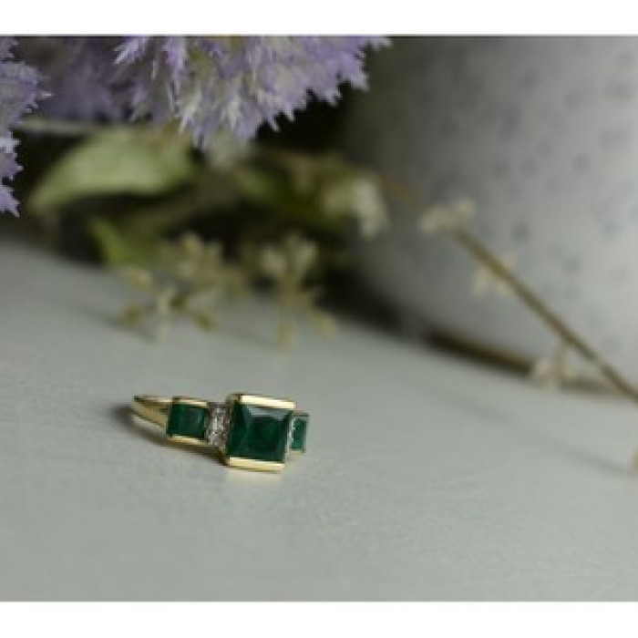 10K Yellow Gold Emerald & Diamonds Ring Size 5.5