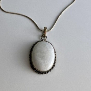 Vintage Chain with pendant White Agate 18.1 in