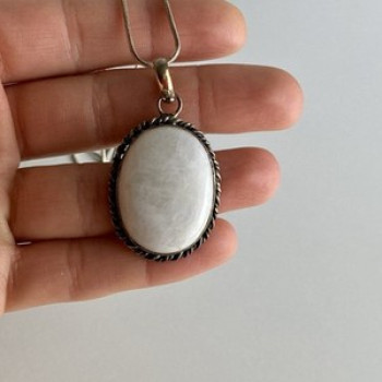 Vintage Chain with pendant White Agate 18.1 in