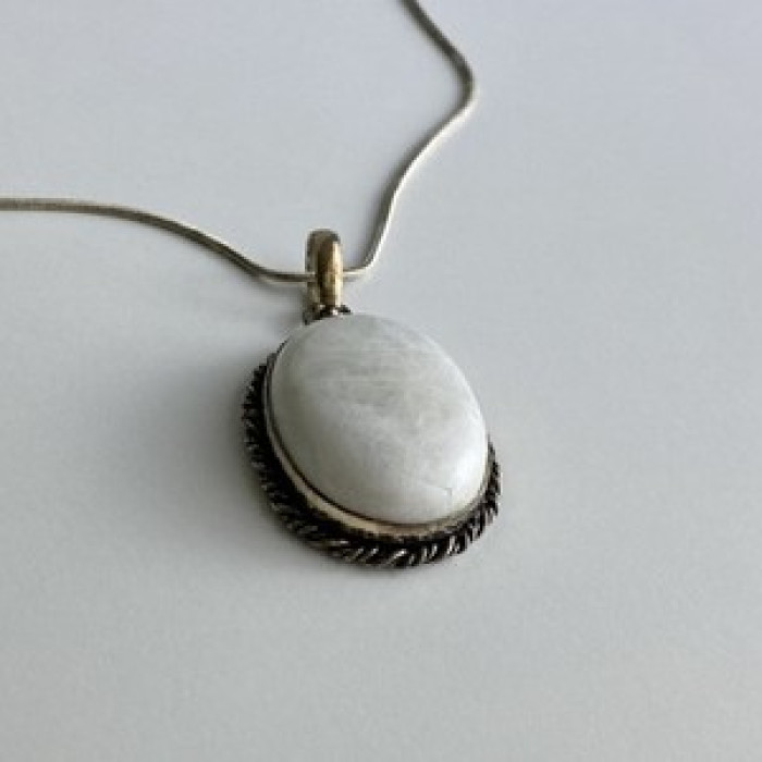 Vintage Chain with pendant White Agate 18.1 in