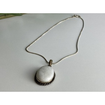 Vintage Chain with pendant White Agate 18.1 in