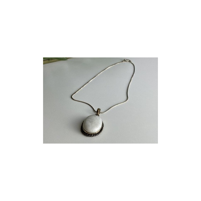 Vintage Chain with pendant White Agate 18.1 in