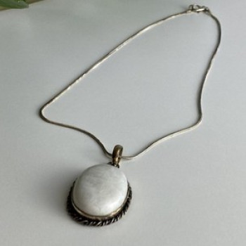 Vintage Chain with pendant White Agate 18.1 in