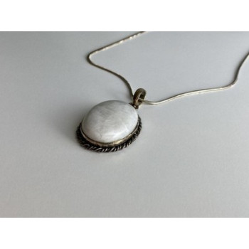 Vintage Chain with pendant White Agate 18.1 in