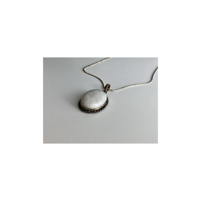 Vintage Chain with pendant White Agate 18.1 in