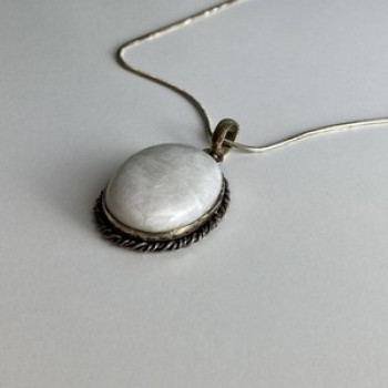 Vintage Chain with pendant White Agate 18.1 in