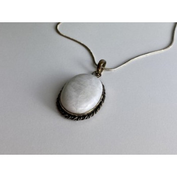 Vintage Chain with pendant White Agate 18.1 in