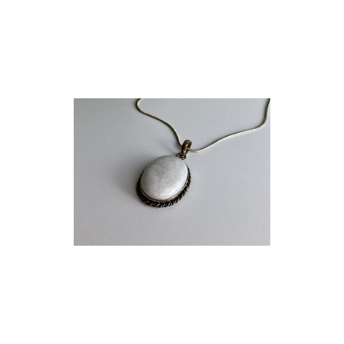 Vintage Chain with pendant White Agate 18.1 in