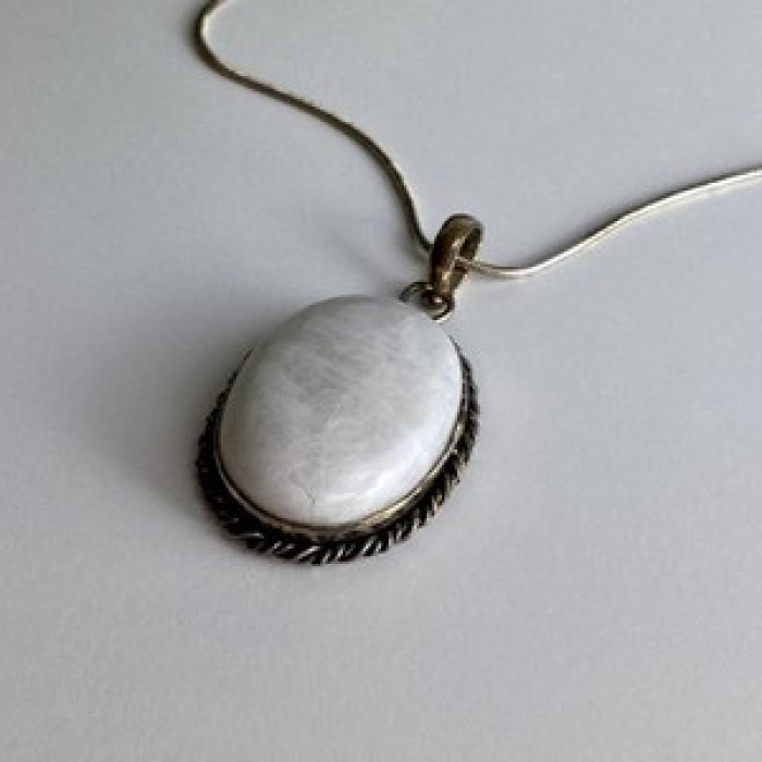 Vintage Chain with pendant White Agate 18.1 in