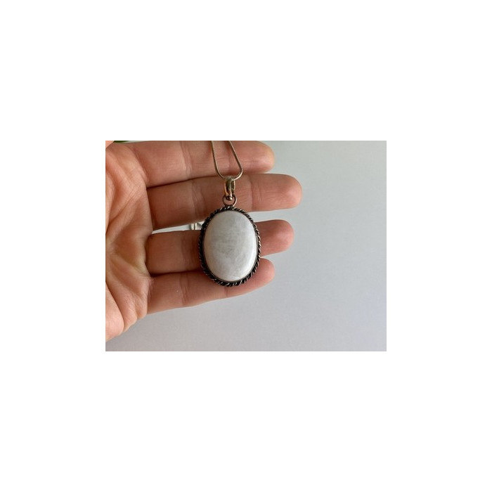 Vintage Chain with pendant White Agate 18.1 in