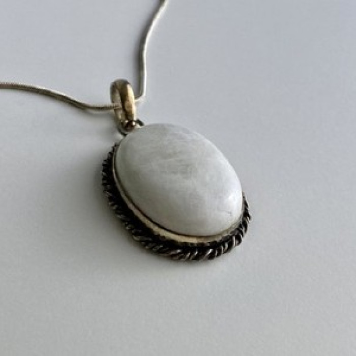 Vintage Chain with pendant White Agate 18.1 in