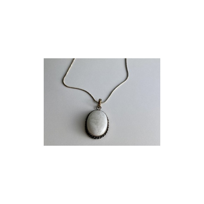Vintage Chain with pendant White Agate 18.1 in