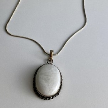 Vintage Chain with pendant White Agate 18.1 in