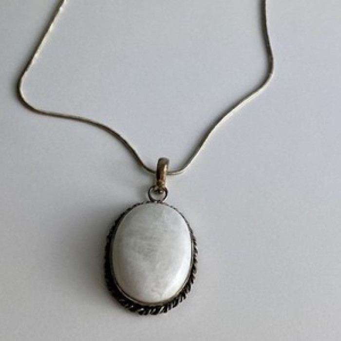 Vintage Chain with pendant White Agate 18.1 in