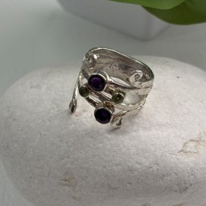925 Sterling Silver Amethyst & Peridot Ring Size 9.5