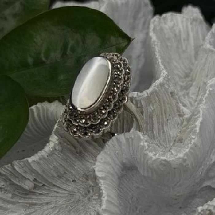 Elegant Vintage 925 Sterling Silver White Abalone & Marcasite Ring Size 9