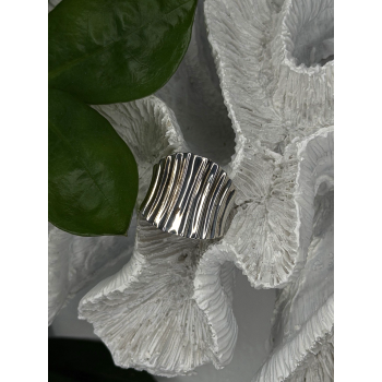 Beautiful Design 925 Sterling Silver Ring Size 8