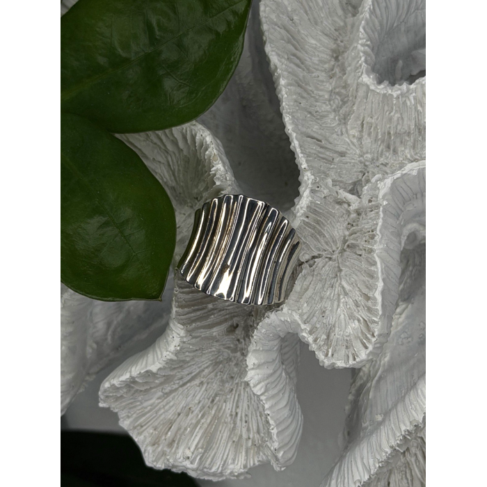 Beautiful Design 925 Sterling Silver Ring Size 8