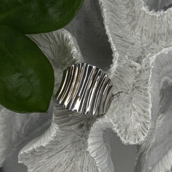Beautiful Design 925 Sterling Silver Ring Size 8