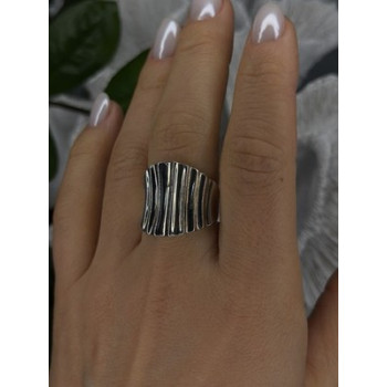 Beautiful Design 925 Sterling Silver Ring Size 8