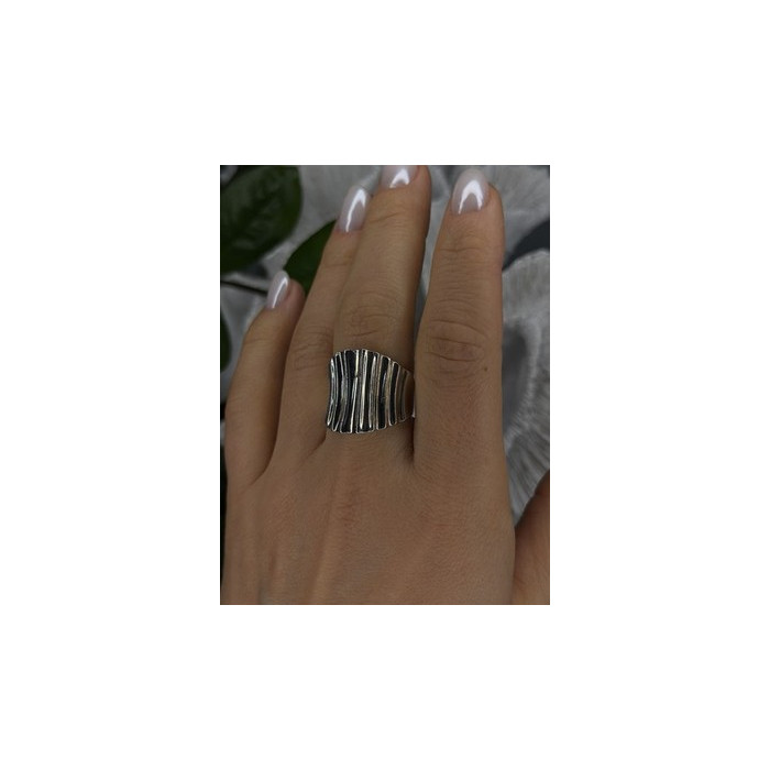 Beautiful Design 925 Sterling Silver Ring Size 8