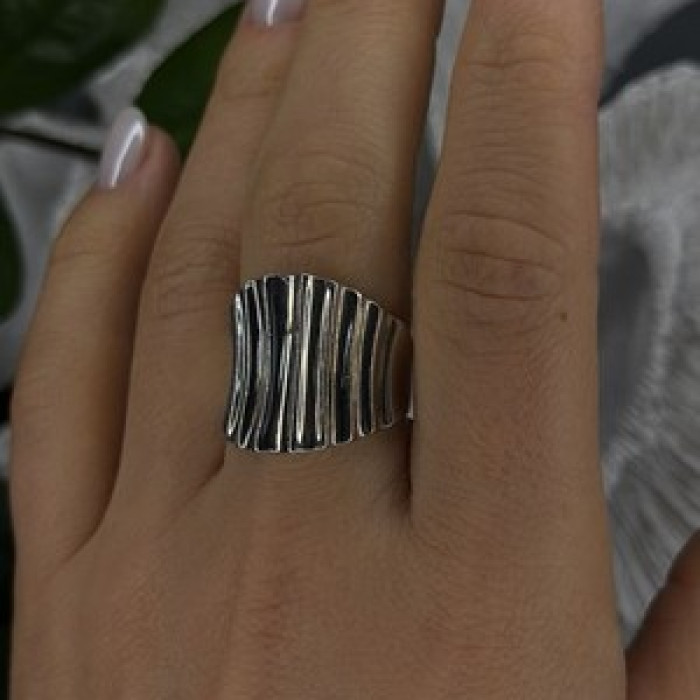 Beautiful Design 925 Sterling Silver Ring Size 8