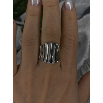 Beautiful Design 925 Sterling Silver Ring Size 8