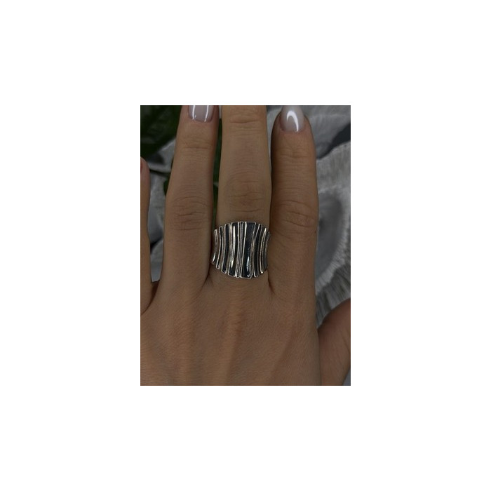 Beautiful Design 925 Sterling Silver Ring Size 8