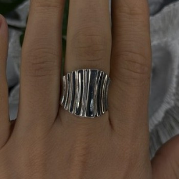 Beautiful Design 925 Sterling Silver Ring Size 8