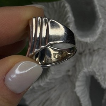 Beautiful Design 925 Sterling Silver Ring Size 8