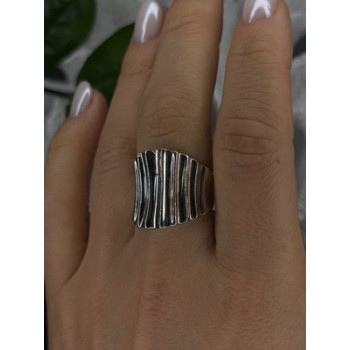 Beautiful Design 925 Sterling Silver Ring Size 8