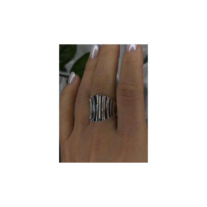 Beautiful Design 925 Sterling Silver Ring Size 8