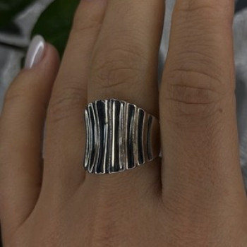 Beautiful Design 925 Sterling Silver Ring Size 8